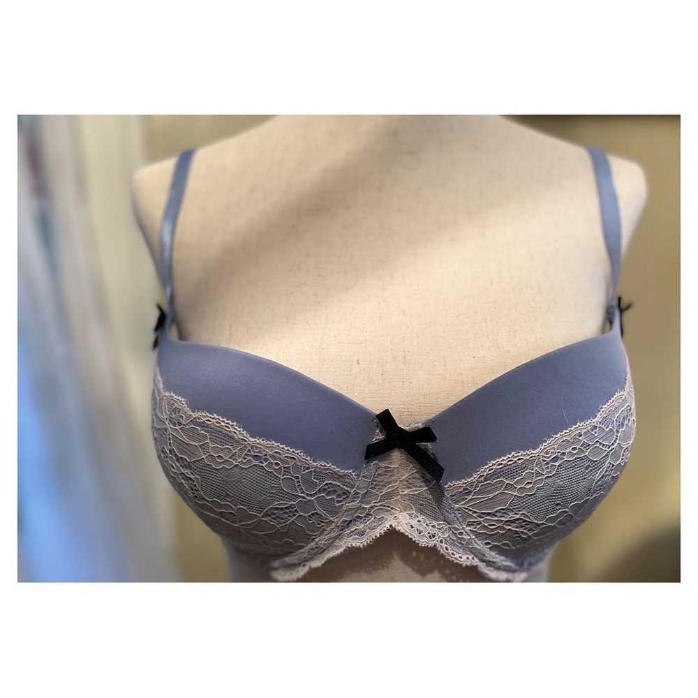 Marilyn Monroe Lace Bra Size 38C. Padded. Like new. Excellent condition.